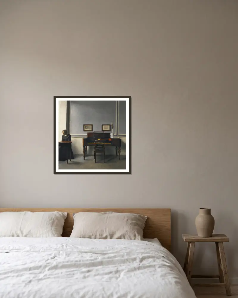 Ida in einem Interieur mit Klavier von Vilhelm Hammershøi gerahmt an einer Wand