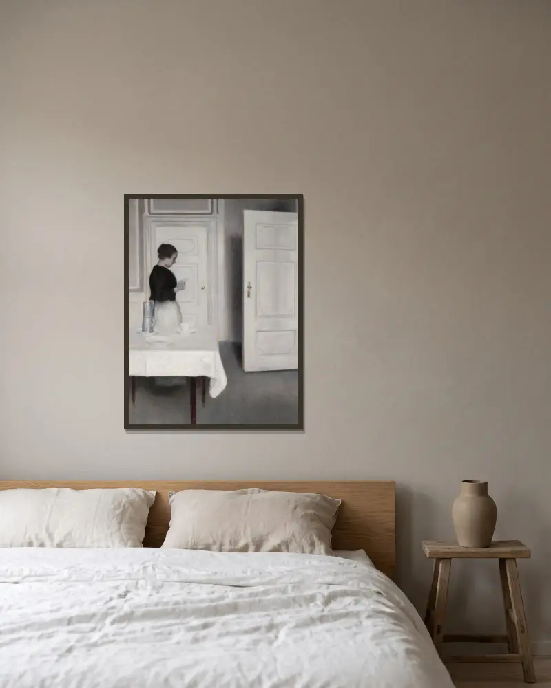 Ida liest einen Brief von Vilhelm Hammershøi gerahmt an einer Wand