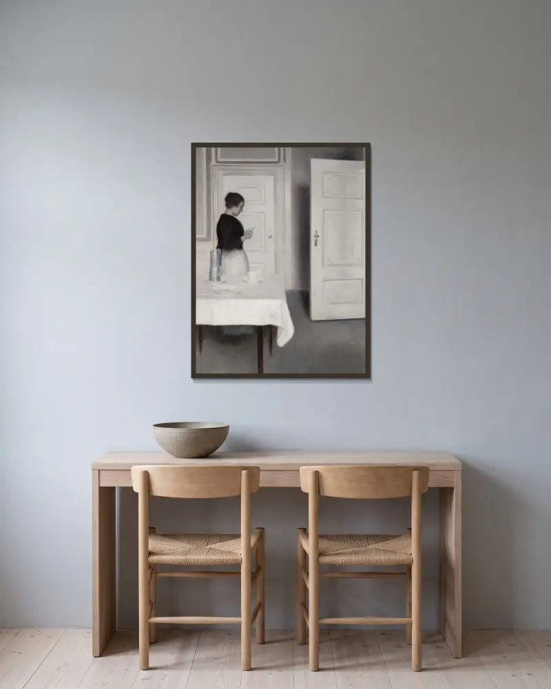 Ida liest einen Brief von Vilhelm Hammershøi gerahmt an einer Wand