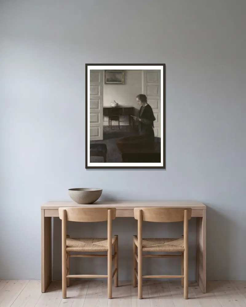 Interior with a Reading Lady av Vilhelm Hammershøi inramad på en vägg