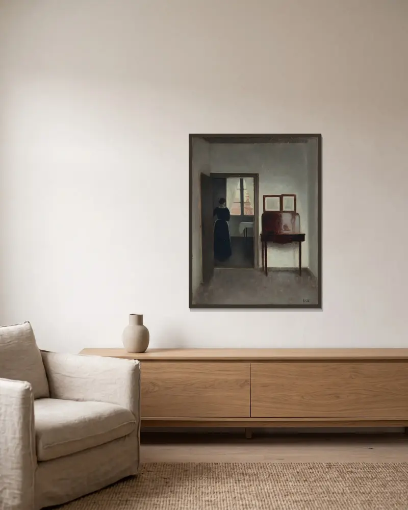 Interieur mit einer Frau von Vilhelm Hammershøi gerahmt an einer Wand