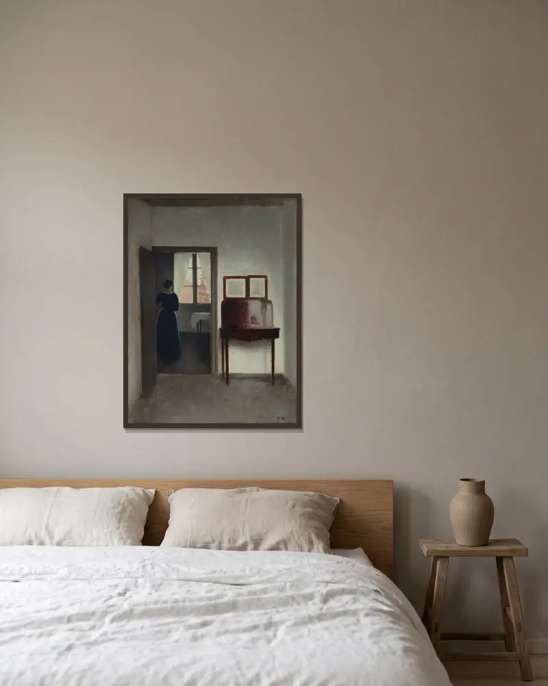 Interieur mit einer Frau von Vilhelm Hammershøi gerahmt an einer Wand