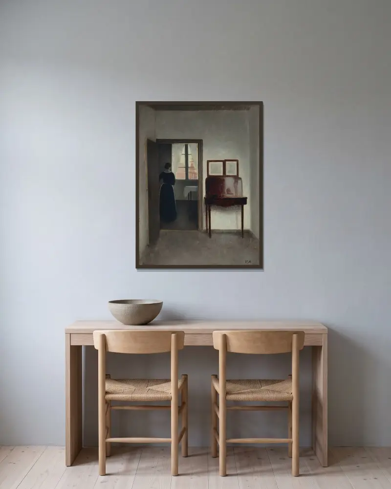 Interieur mit einer Frau von Vilhelm Hammershøi gerahmt an einer Wand
