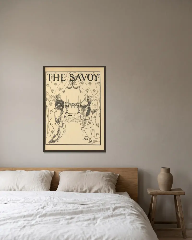 Titelsida. Ur 'The Savoy' nr 1 och 2 av Aubrey Vincent Beardsley inramad på en vägg