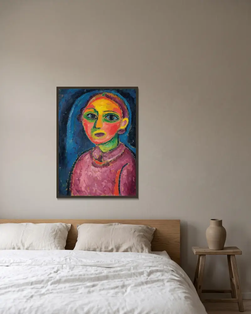 Byst av en kvinna i rödaktigt klädesplagg av Alexej von Jawlensky inramad på en vägg