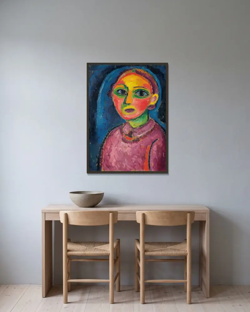Byst av en kvinna i rödaktigt klädesplagg av Alexej von Jawlensky inramad på en vägg