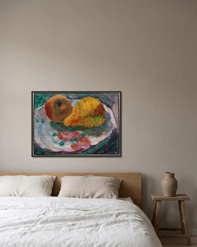 Stilleben med fajansfat och frukter av Alexej von Jawlensky inramad på en vägg