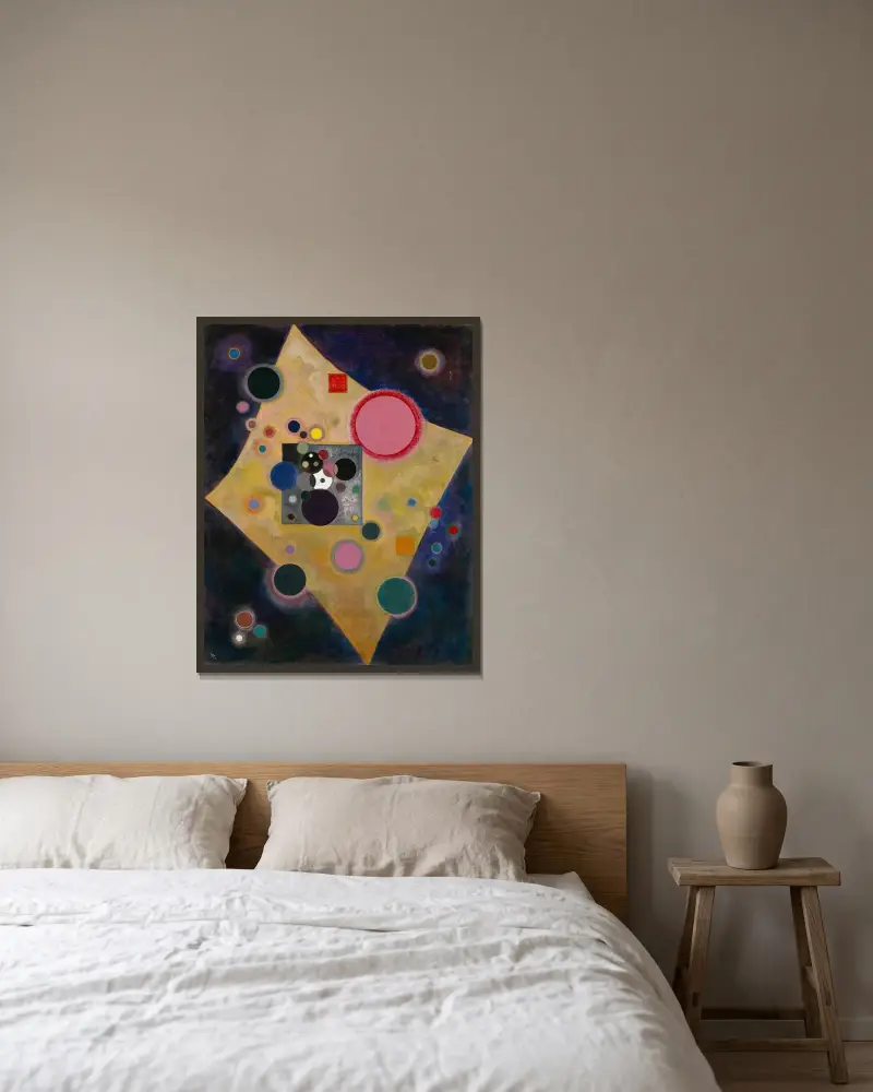 Akzent in Rosa von Wassily Kandinsky gerahmt an einer Wand