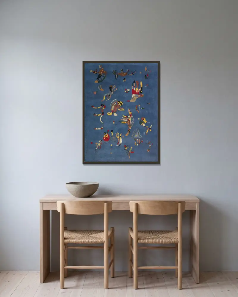 Himmelsblau von Wassily Kandinsky gerahmt an einer Wand