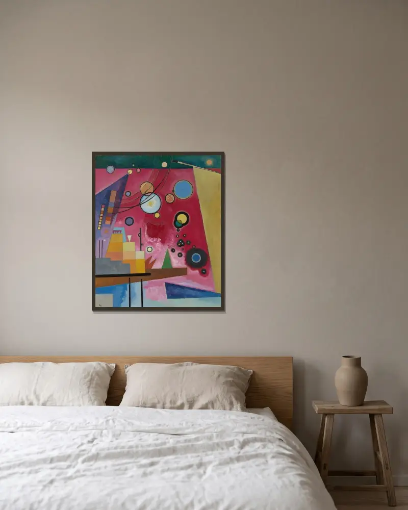 Heavy red av Wassily Kandinsky inramad på en vägg