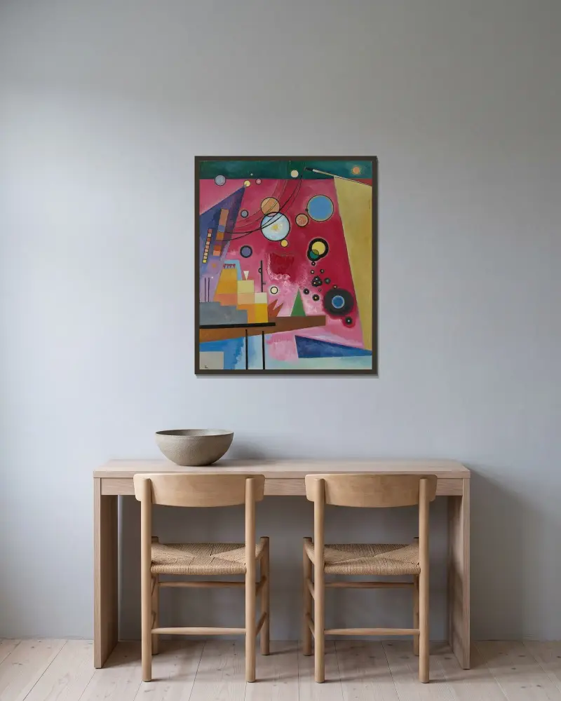 Heavy red av Wassily Kandinsky inramad på en vägg