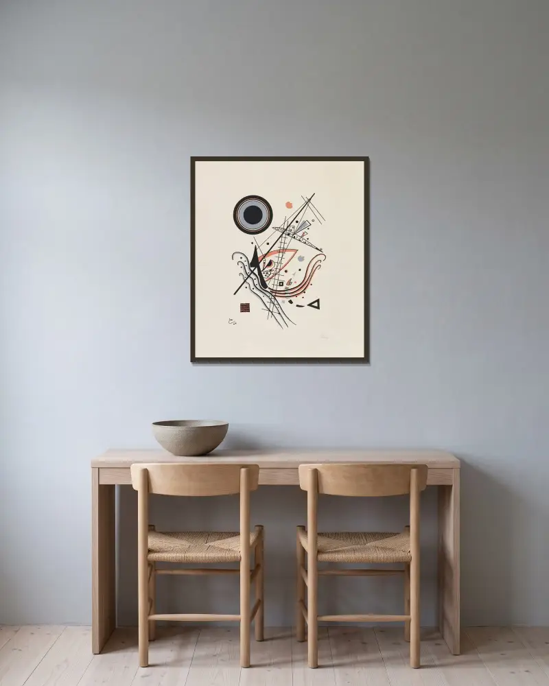 Lithographie ‘Blau’ av Wassily Kandinsky inramad på en vägg