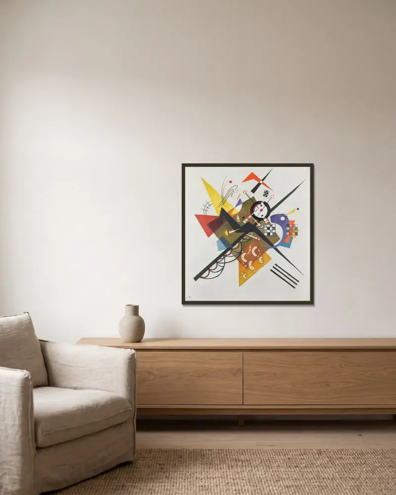 On White II av Wassily Kandinsky inramad på en vägg
