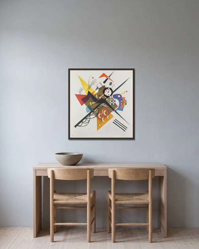 On White II av Wassily Kandinsky inramad på en vägg