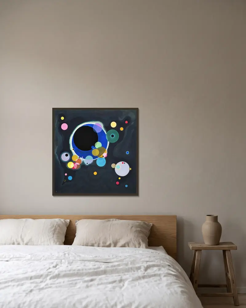 Several Circles av Wassily Kandinsky inramad på en vägg