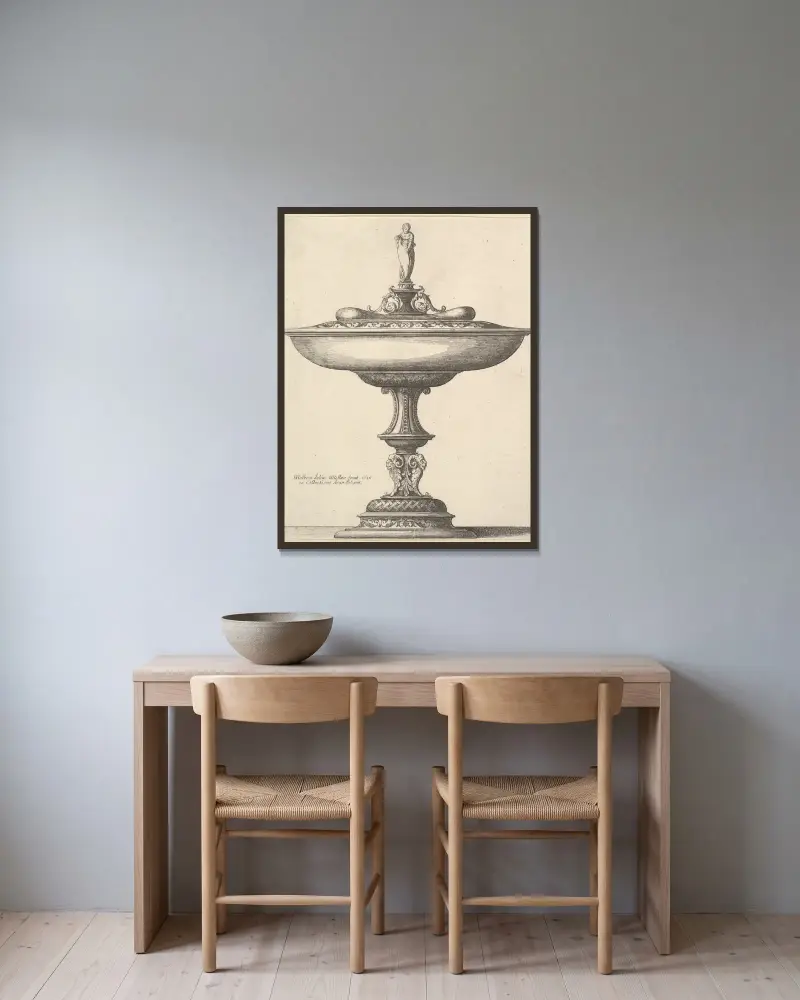 En vid kopp med ornerad fot av Wenceslaus Hollar inramad på en vägg