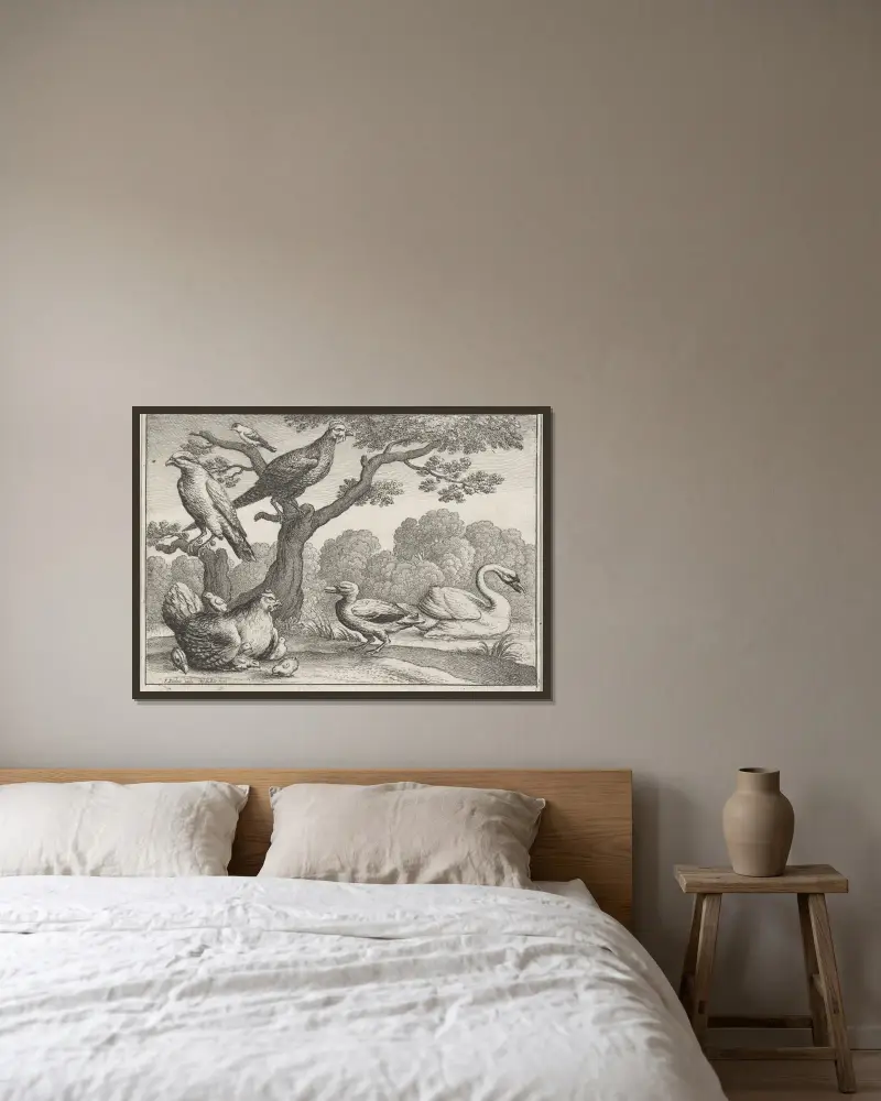 Vögel an einem Fluss; ein Schwan und eine Ente, ein Huhn mit einer Schar Küken, ein weiteres Geflügel und zwei weitere Vögel in einem Baum von Wenceslaus Hollar gerahmt an einer Wand