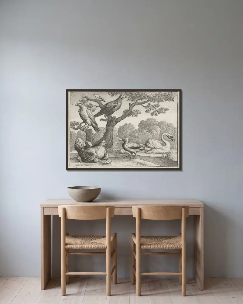 Vögel an einem Fluss; ein Schwan und eine Ente, ein Huhn mit einer Schar Küken, ein weiteres Geflügel und zwei weitere Vögel in einem Baum von Wenceslaus Hollar gerahmt an einer Wand