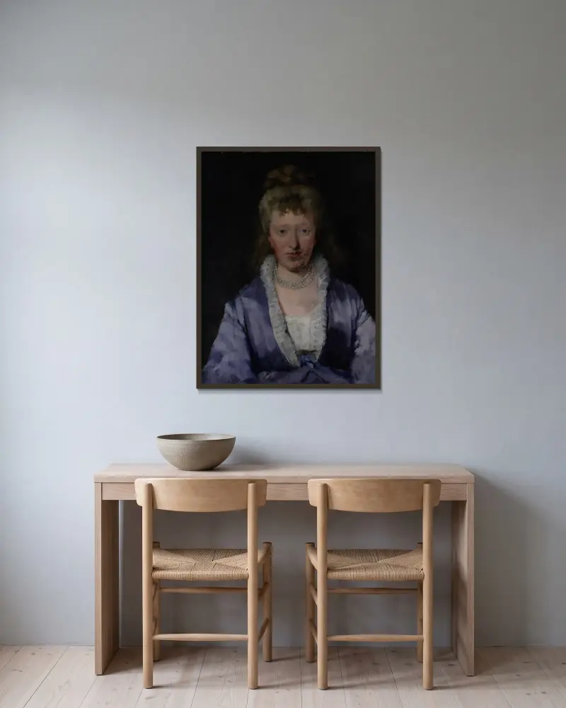 Porträtt av en dam i violett klänning av Wilhelm Trübner inramad på en vägg