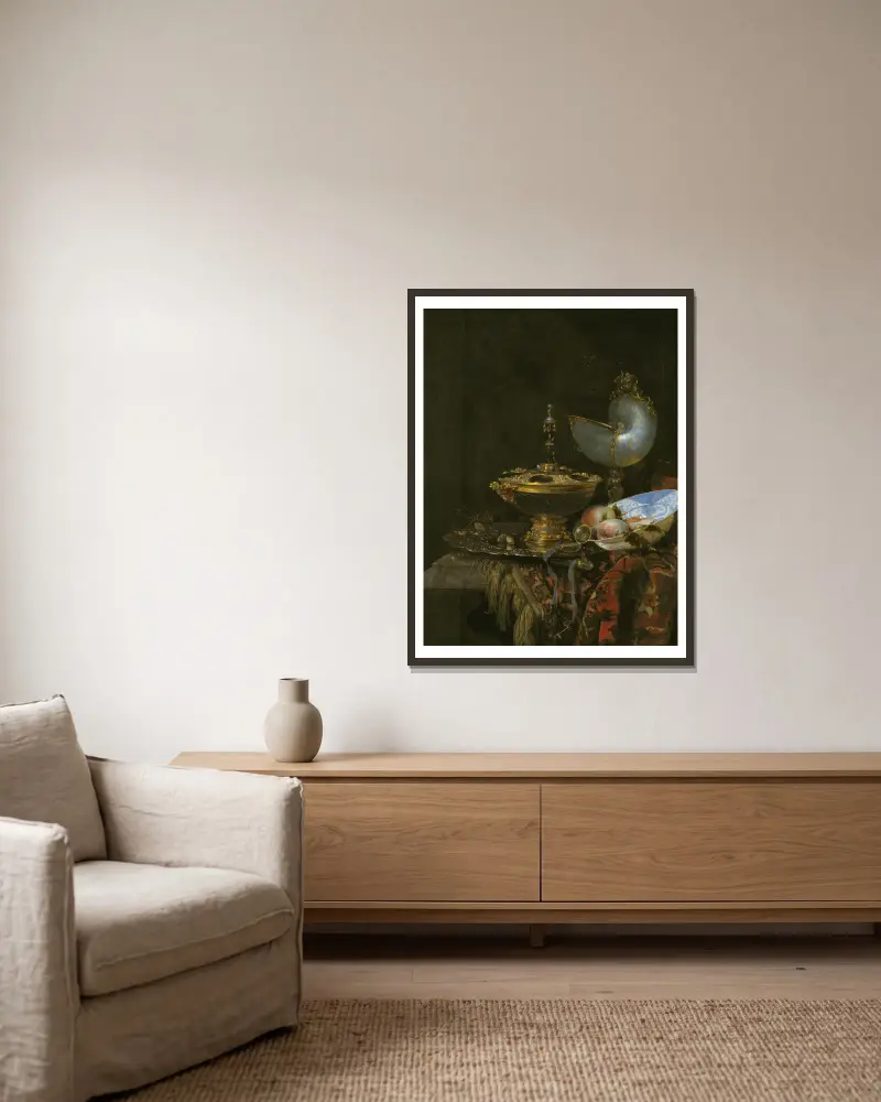 Praktstilleben med holbeinskål, nautiluspokal, glasbägare och fruktskål av Willem Kalf inramad på en vägg
