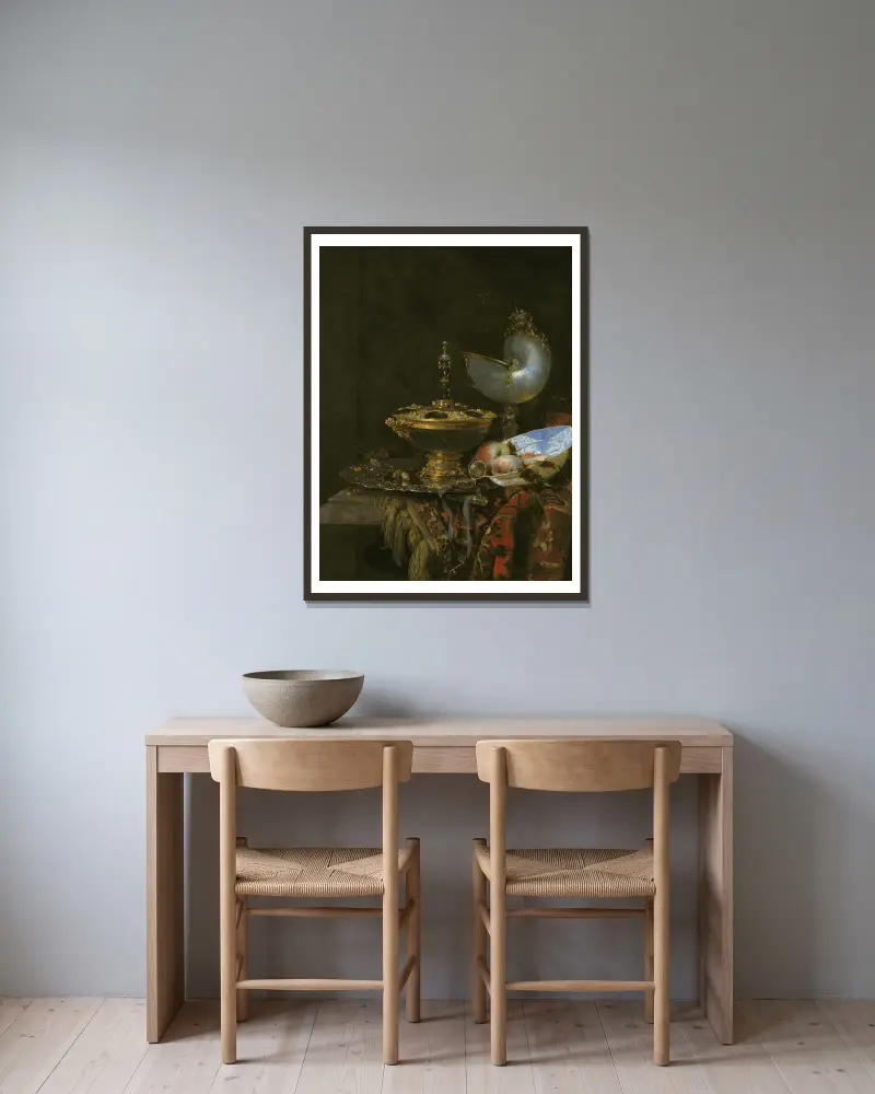 Praktstilleben med holbeinskål, nautiluspokal, glasbägare och fruktskål av Willem Kalf inramad på en vägg