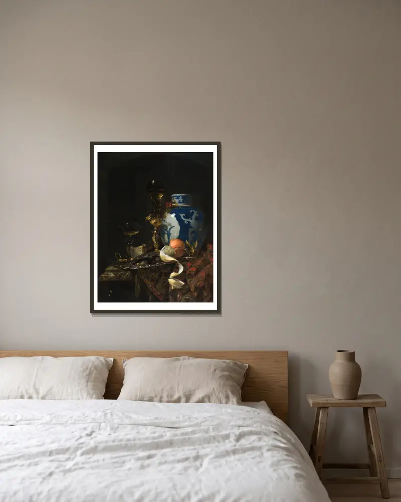 Stilleben med kinesisk porslinsburk av Willem Kalf inramad på en vägg