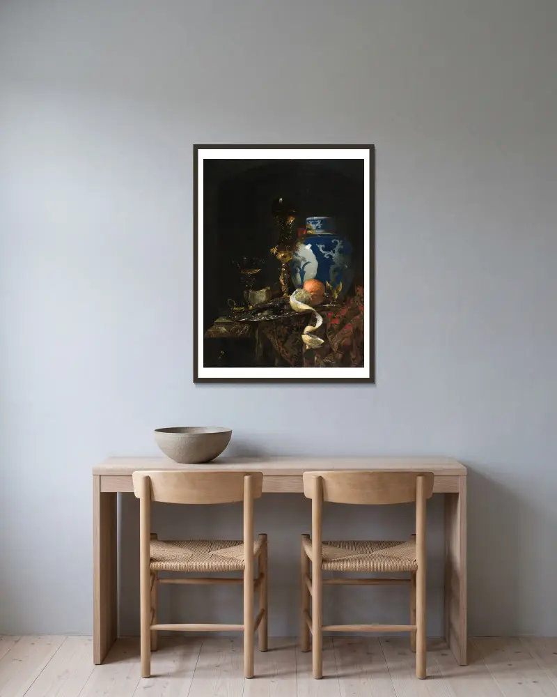 Stilleben med kinesisk porslinsburk av Willem Kalf inramad på en vägg