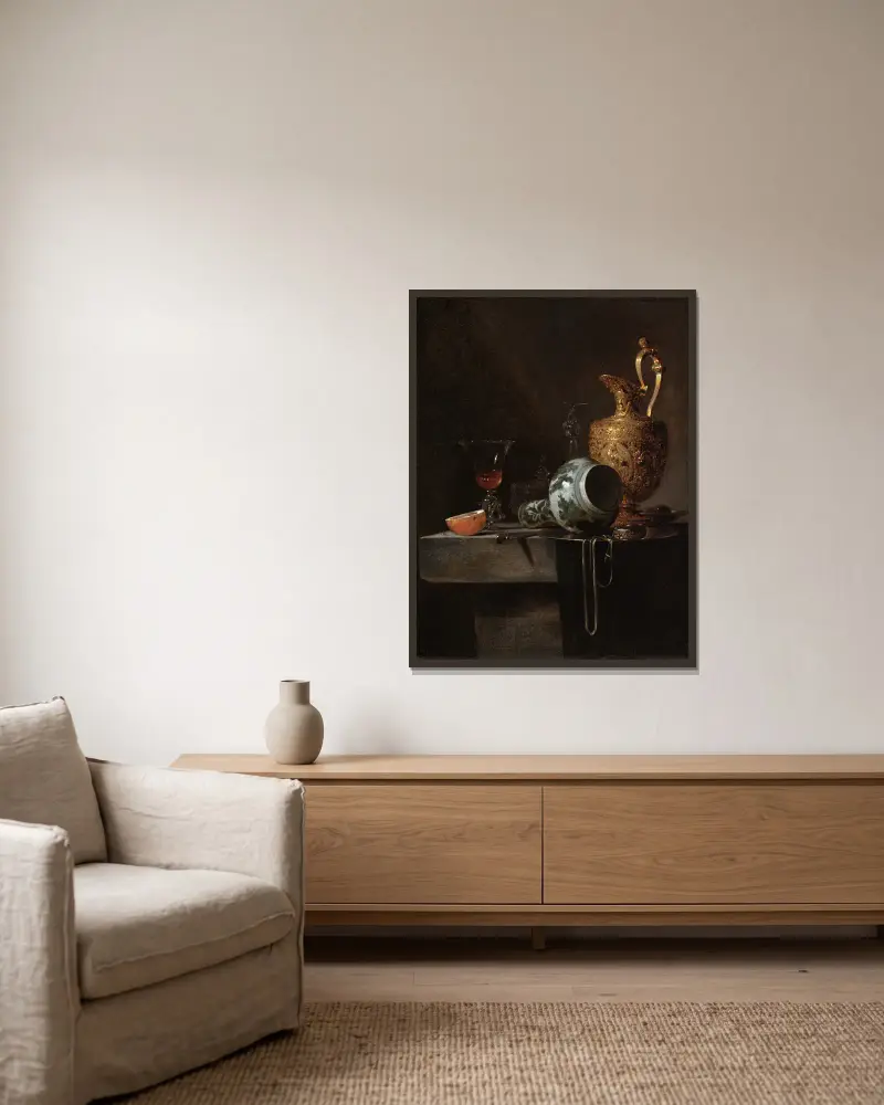 Stilleben med porslinsvas, förgylld silverkanna och glas av Willem Kalf inramad på en vägg
