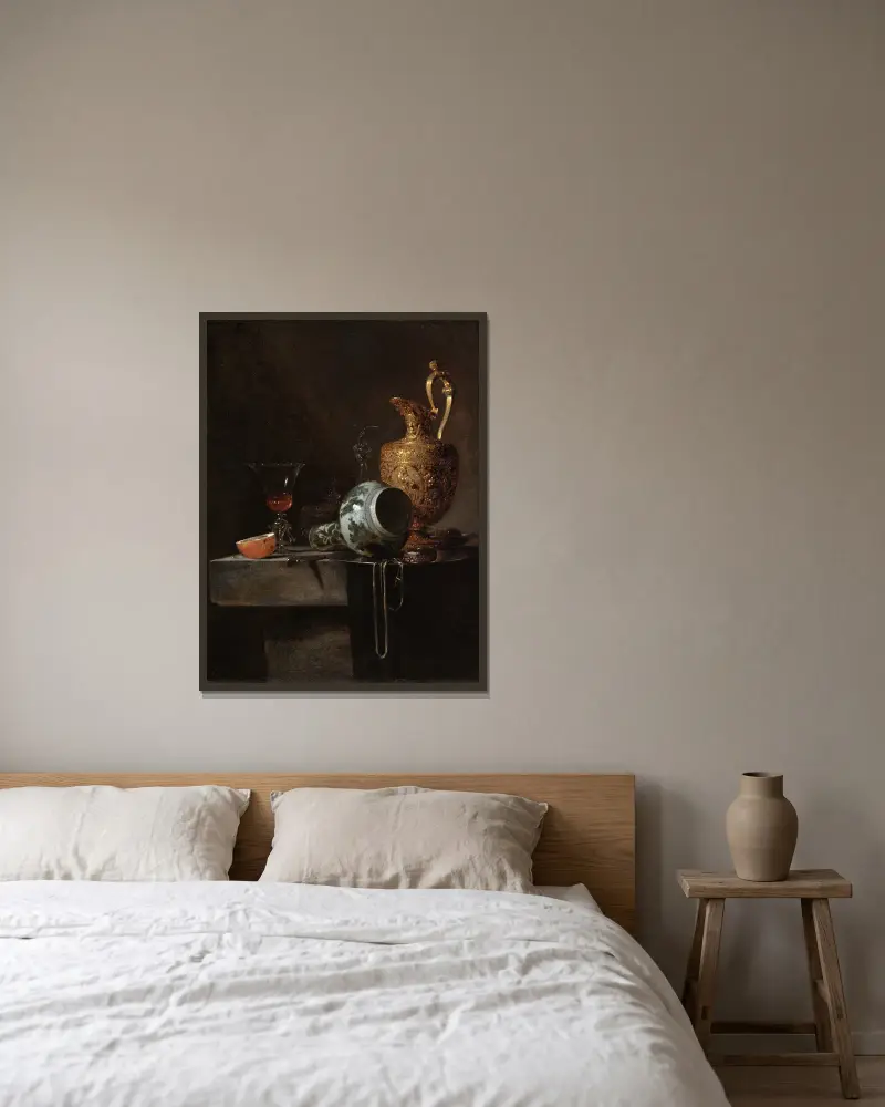 Stilleben med porslinsvas, förgylld silverkanna och glas av Willem Kalf inramad på en vägg