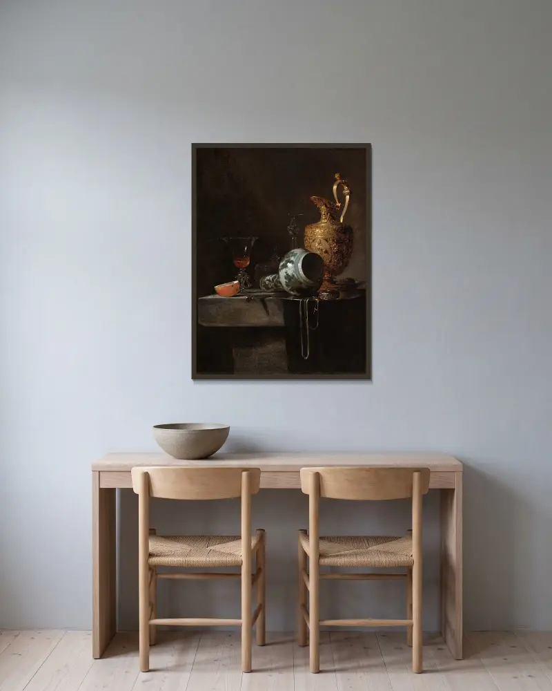 Stilleben med porslinsvas, förgylld silverkanna och glas av Willem Kalf inramad på en vägg