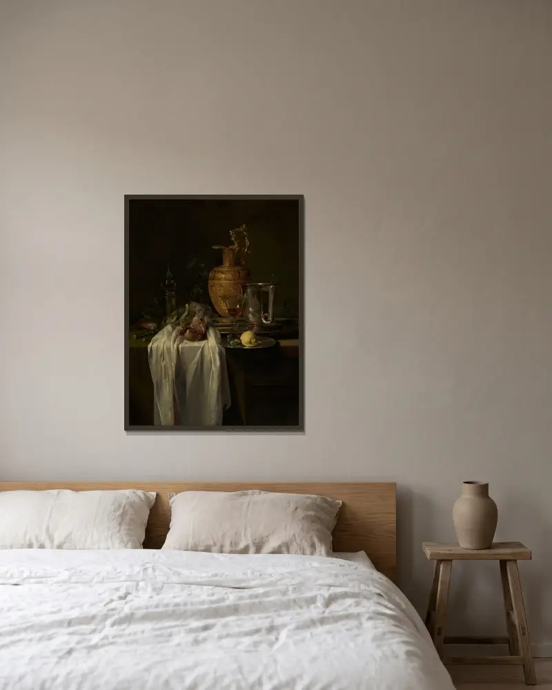Stilleben med kanna, kärl och granatäpple av Willem Kalf inramad på en vägg