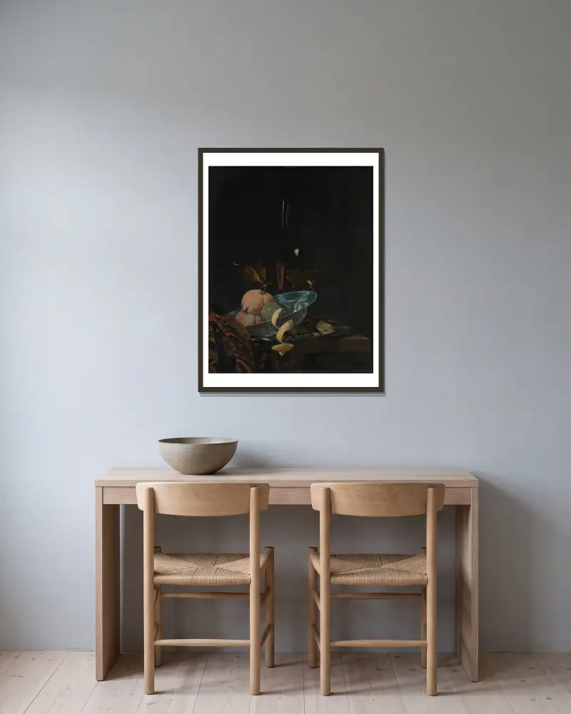 Stilleben med frukt, glas och en Wanli-skål av Willem Kalf inramad på en vägg
