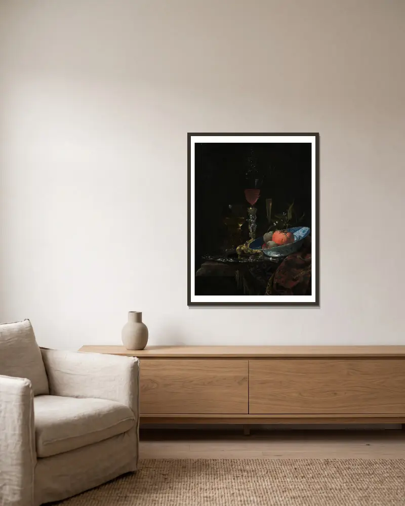 Vinglas och en fruktskål av Willem Kalf inramad på en vägg