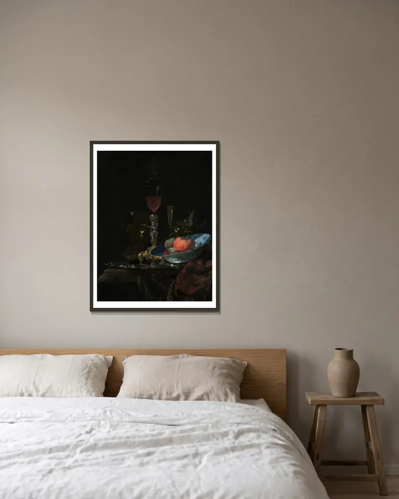 Vinglas och en fruktskål av Willem Kalf inramad på en vägg