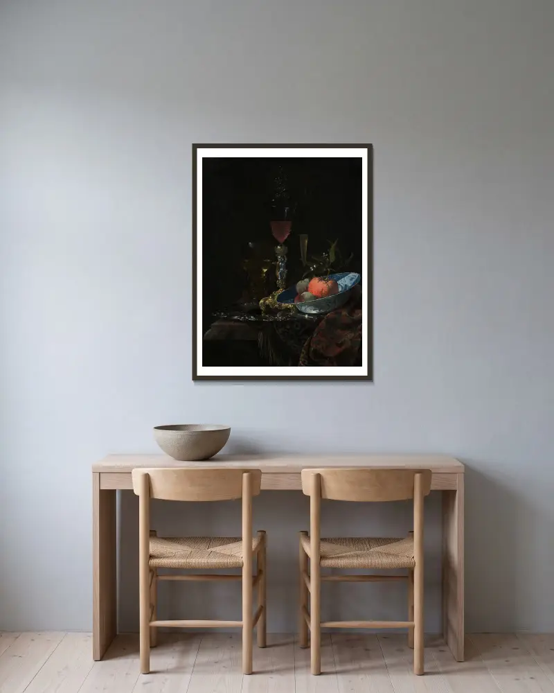Vinglas och en fruktskål av Willem Kalf inramad på en vägg