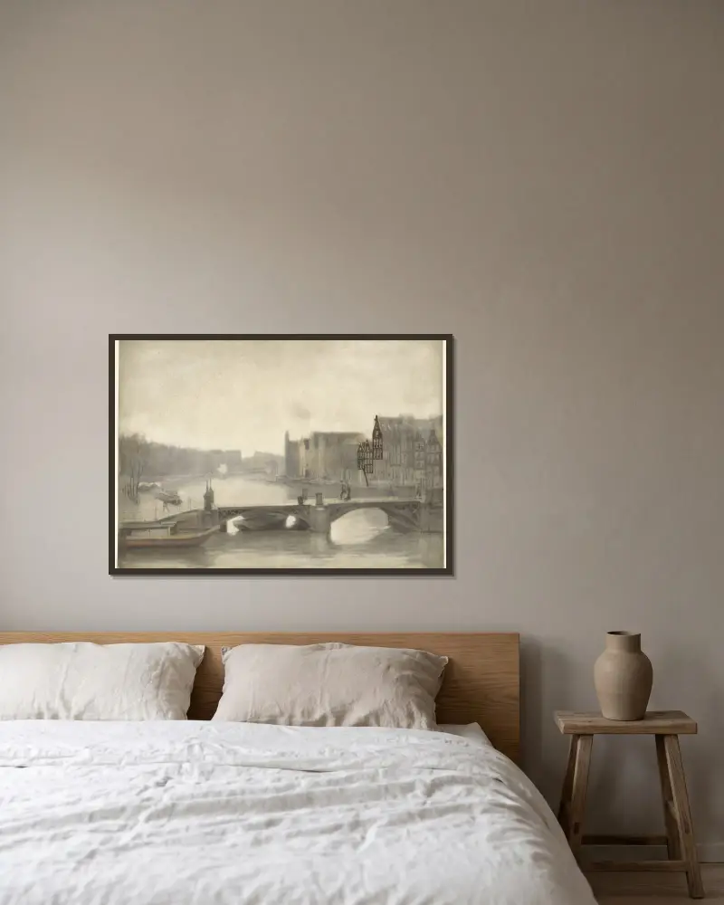 Gezicht op de Binnen-Amstel in de nevel av Willem Witsen inramad på en vägg