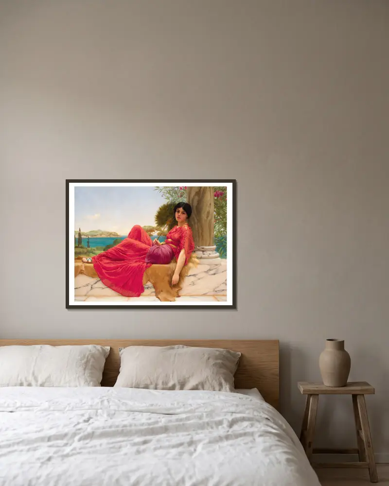 An eine Säule gelehnt von John William Godward gerahmt an einer Wand