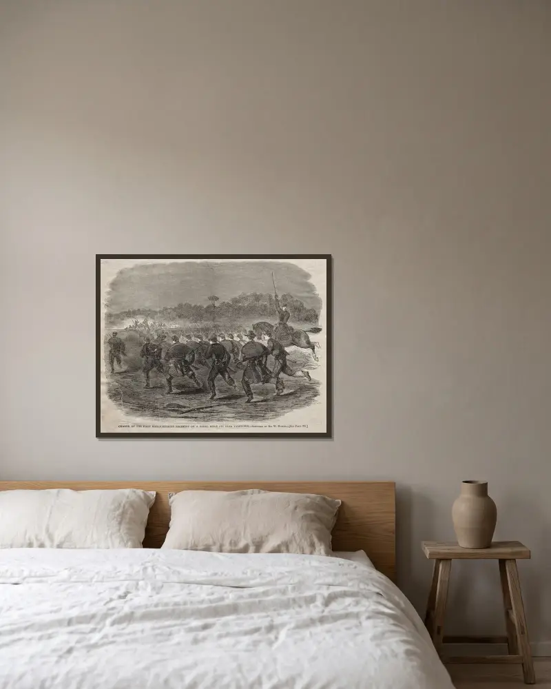 Angriff des Ersten Massachusetts-Regiments auf eine Rebellen-Schützenstellung bei Yorktown von Winslow Homer gerahmt an einer Wand