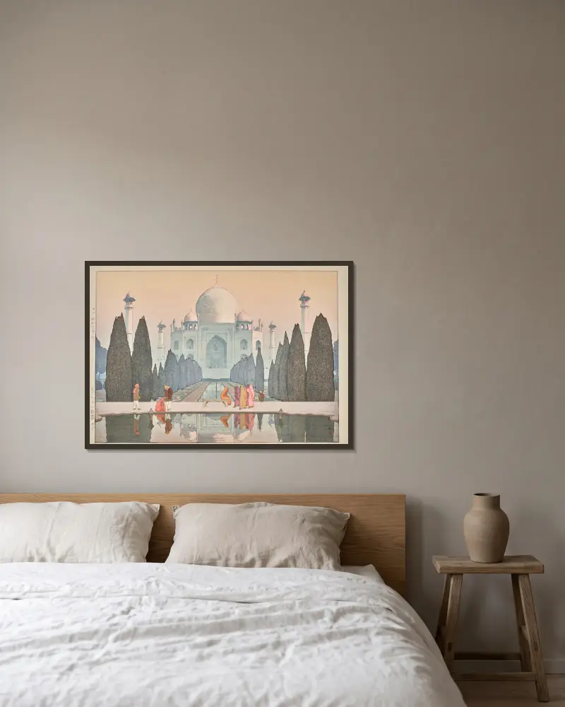 Morgondimma vid Taj Mahal, nr 5 av Yoshida Hiroshi inramad på en vägg