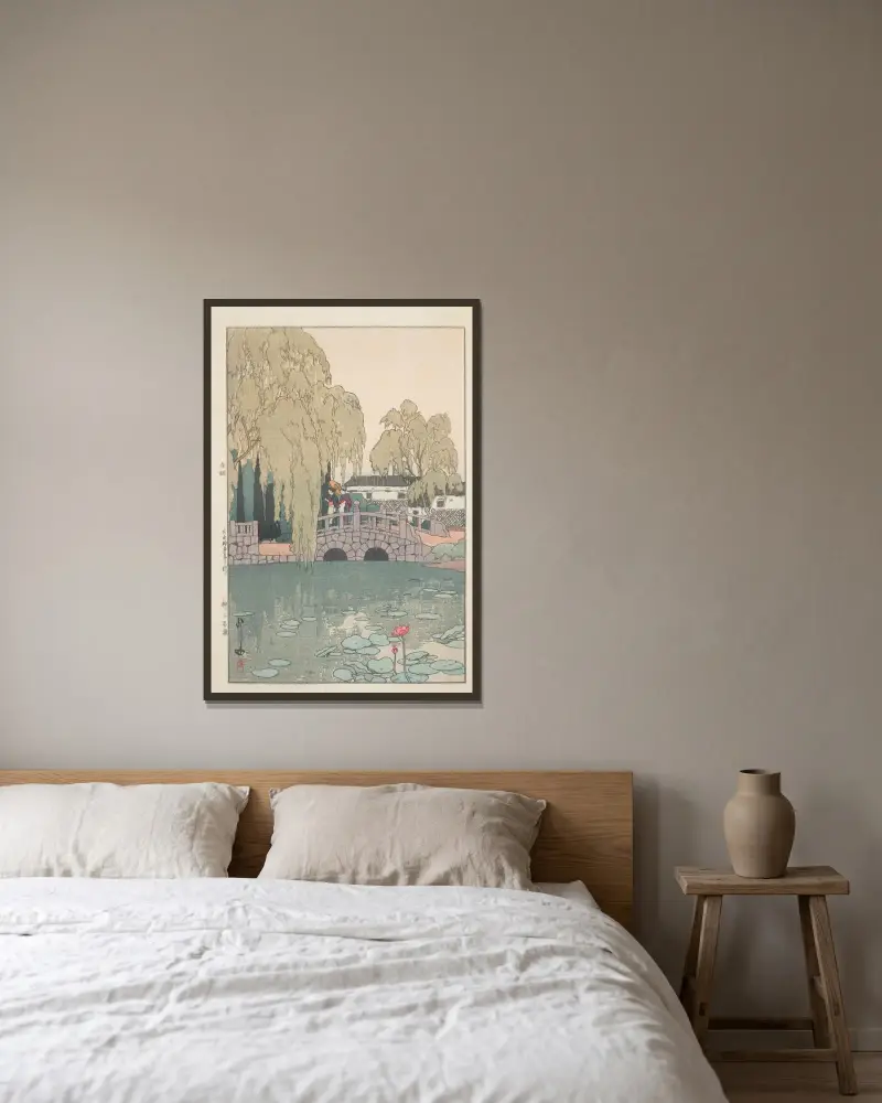Weide und Steinbrücke von Yoshida Hiroshi gerahmt an einer Wand