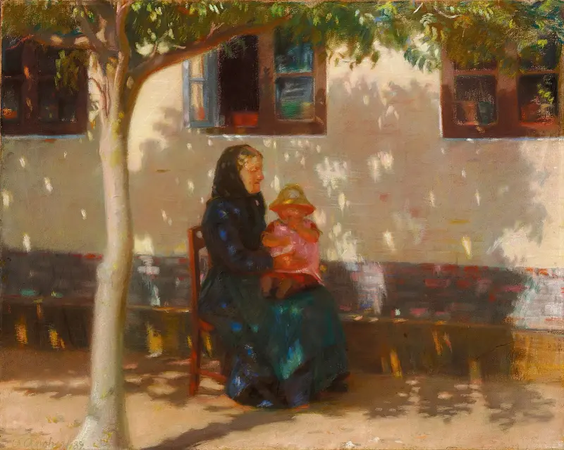 Skagenskvinna med lilla Helga Ancher i knät i solsken framför ett vitkalkat hus av Anna Ancher