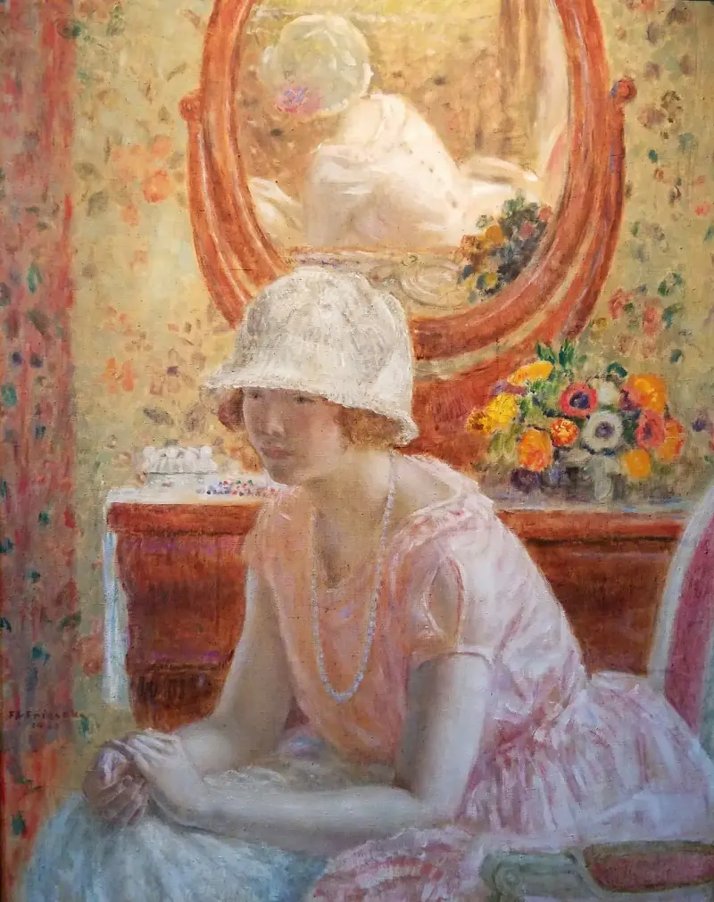Ung flicka framför en spegel i en rosa klänning av Frederick Carl Frieseke