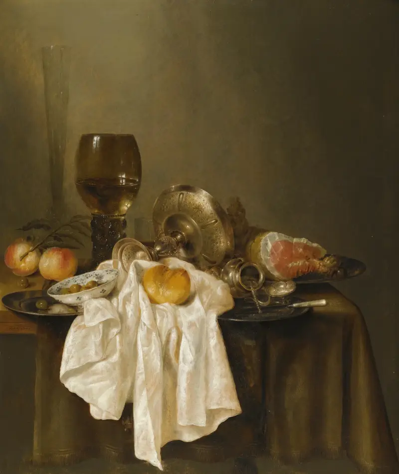 Banketstilleben med roemer, en silverbricka på sidan, skinka, persikor, saltkar, brödbit och vit duk på ett delvis draperat bord av Willem Claesz Heda