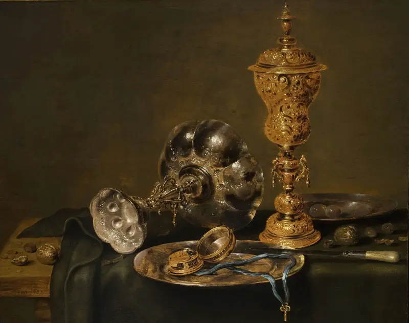 Stillleben mit Metallgefäßen und einer Uhr auf einem Tisch von Willem Claesz Heda