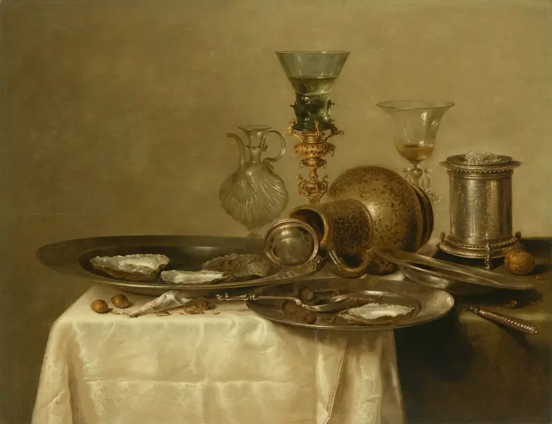 Drei Zinnteller mit Austern, ein umgestürzter Steingutkrug, ein silbernes Salzfass, eine Glaskaraffe, ein Römer auf vergoldetem Fuß von Willem Claesz Heda