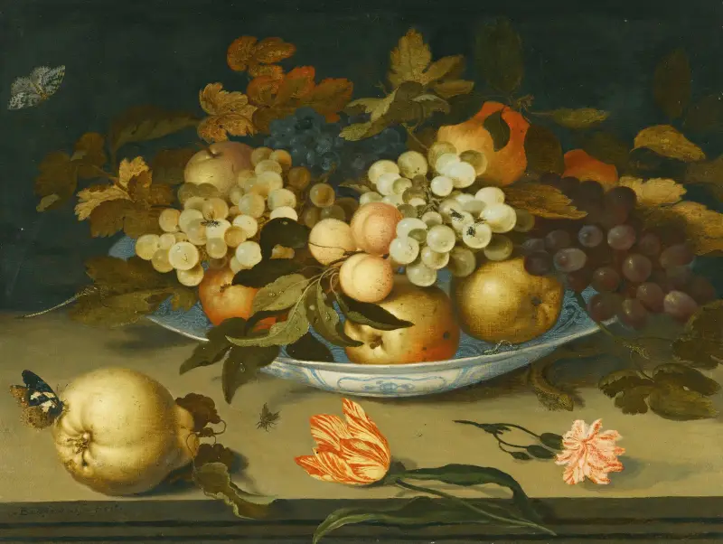 Stilleben med en delftskål med frukt på en avsats med blommor, insekter och en ödla av Balthasar van der Ast