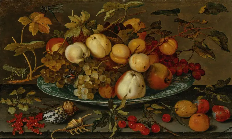 Vindruvor, persikor, äpplen och plommon i en wanli-skål på en avsats, med snäckor, en gräshoppa och annan frukt av Balthasar van der Ast