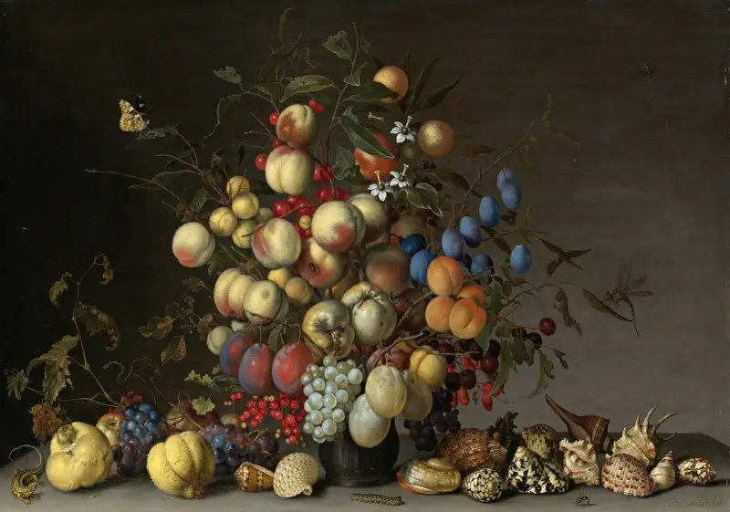 Pfirsiche, Pflaumen, Orangen, Äpfel, Kirschen, Weintrauben, Rote Johannisbeeren, Schwarze Johannisbeeren, Holzäpfel und andere Früchte in einem Zinnkrug von Balthasar van der Ast