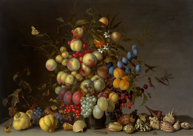 Persikor, plommon, apelsiner, äpplen, körsbär, druvor, röda vinbär, svarta vinbär, vildäpplen och annan frukt i en tennvas av Balthasar van der Ast