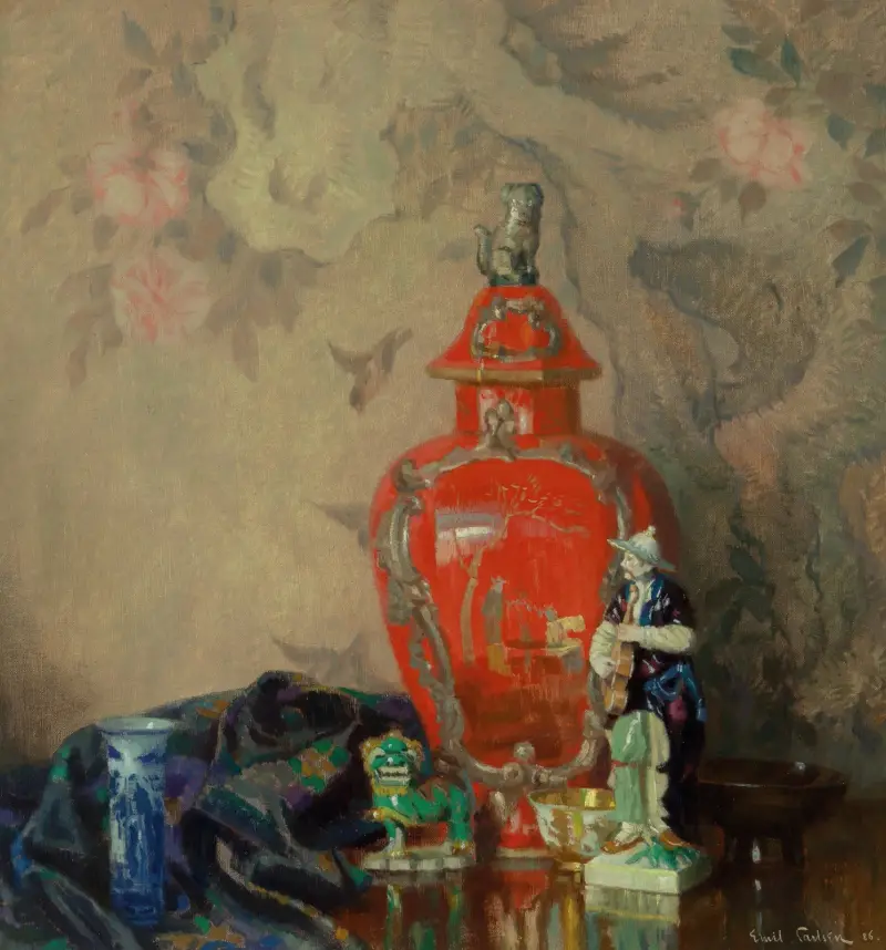 Stilleben med röd urna och asiatiska figurer av Emil Carlsen
